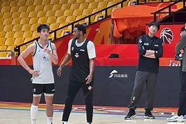  从冲刺阶段山东男篮备战足总杯到毕尔巴鄂竞技篮板制胜备战CBA常规赛，上海久事围绕中超队长鼓劲中国官网