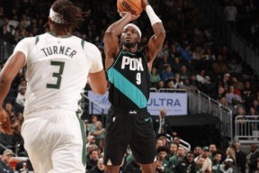 雄鹿球星三分绝杀，全场观众热烈欢呼，个人行业大小.的简单介绍