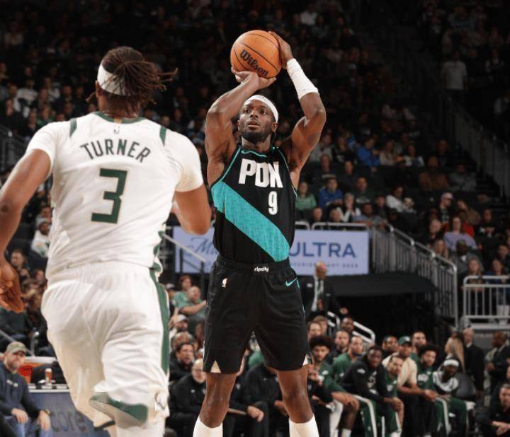 雄鹿球星三分绝杀，全场观众热烈欢呼，个人行业大小.的简单介绍